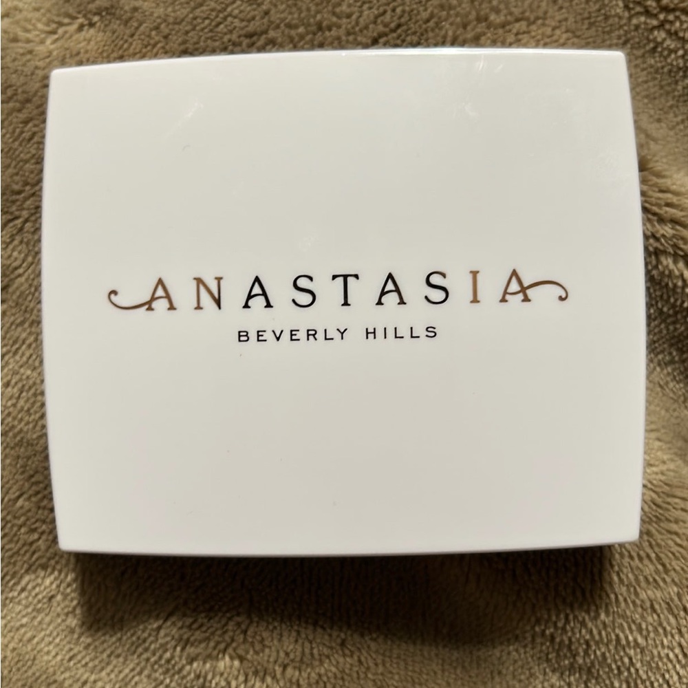 Anastasia Beverly Hills Iced Out Highlighter